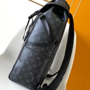 Alternative view of P670 Getaway Backpack channels the dynamic spirit of outdoor adventure, crafted from Monogram Eclipse canvas for a soft, form-fitting silhouette. Featuring a top flap with an LV logo quick-release buckle, spacious main compartment, and multiple exterior pockets, it offers a stylish choice for travel or everyday use. 50 x 15 x 29 cm (H x W x L)